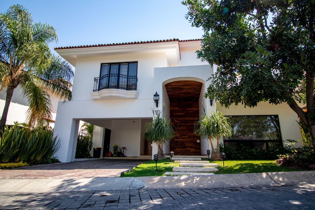 nice home with a groomed lawn